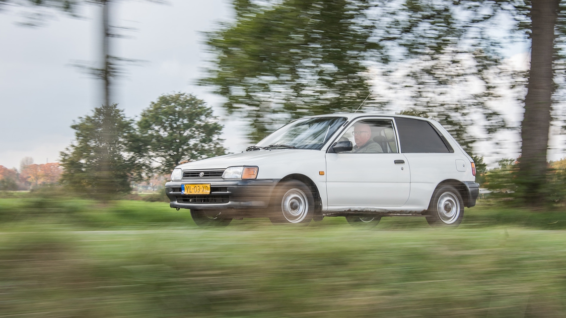 Toyota-Starlet-P8-exterieur-links-voor-wit-rijdend-Peter-van-Burik.jpg