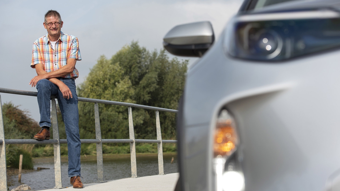 Toyota-Tercel-exterieur-Frank-bij-auto.jpg