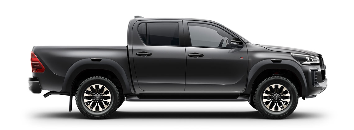 Toyota-Hilux-GR-Sport-exterieur-zijkant-stilstaand-1140.jpg