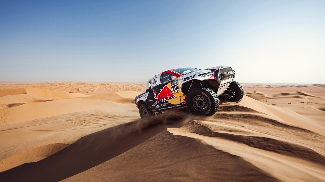 Toyota-GAZOO-Racing-Hilux-exterior-driving-sand.jpg