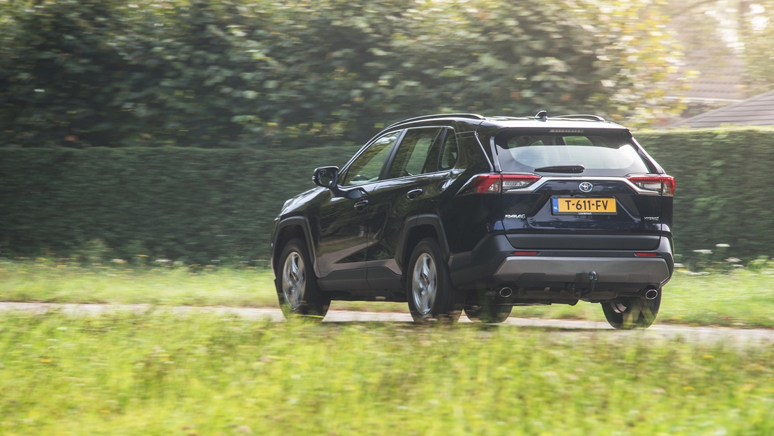 Toyota-exterieur-RAV4-rijdend-schuinachter