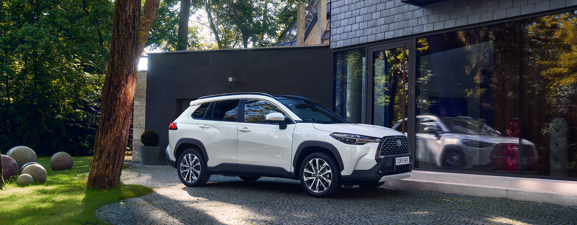 toyota-corolla-cross-exterieur-driekwart-rechtsvoor-wit-1140x380a.jpg