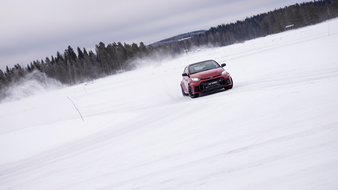 Toyota-GR-Yaris-exterieur-voorzijde-in-sneeuw