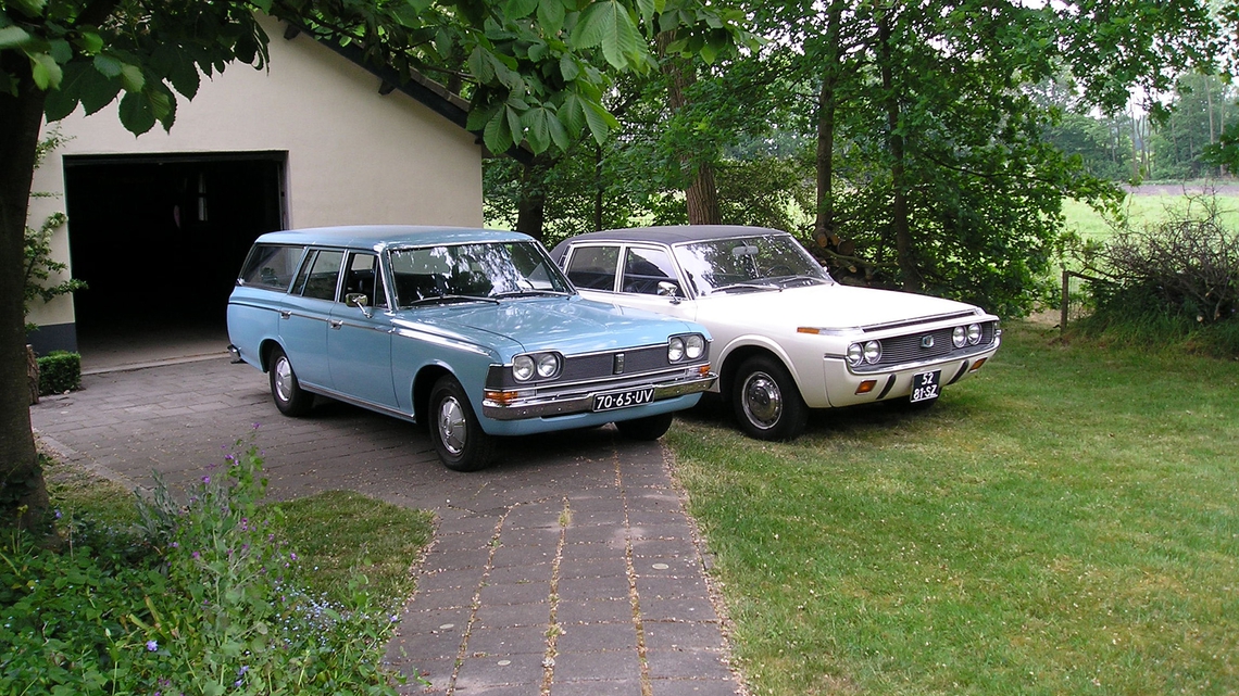 Toyota-Crown-MS65-1971-en-Toyota-Crown-Stationwagon-1969-exterieur.jpg