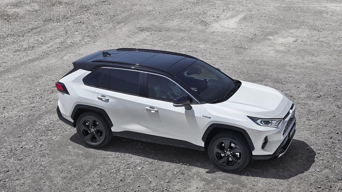 Biela Toyota RAV4 s čiernou strechou, pohľad spredu zhora
