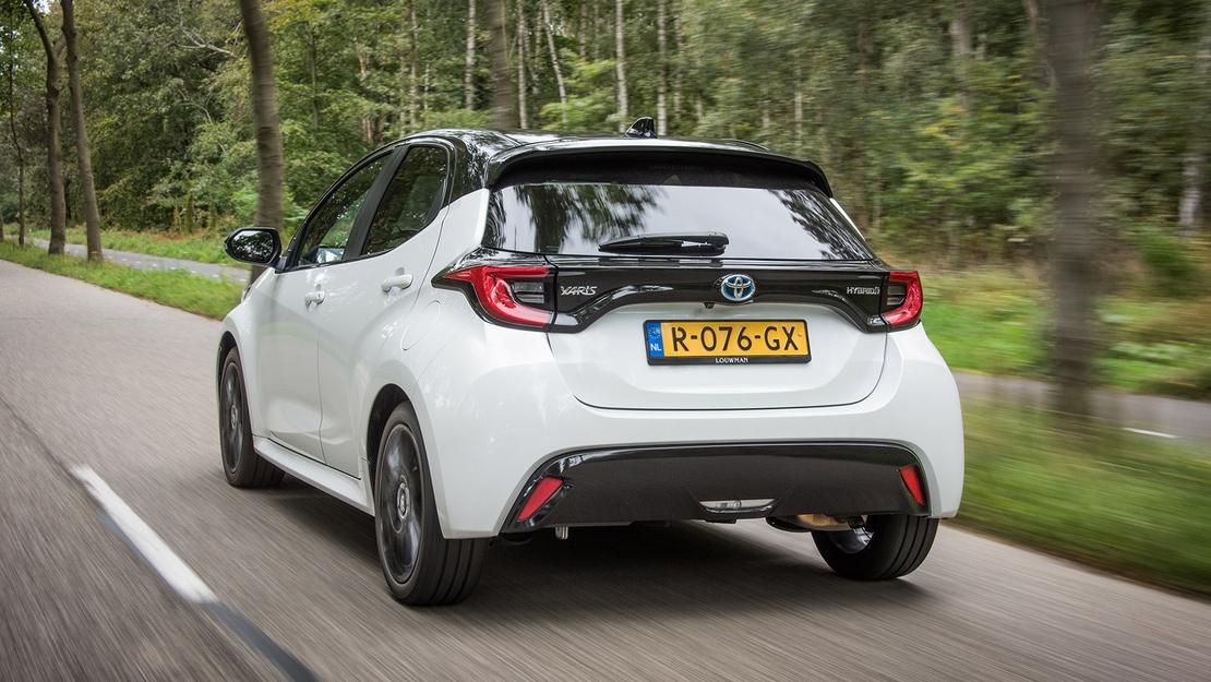 Toyota-Yaris-exterieur-rijdend-schuinachter-model-2022