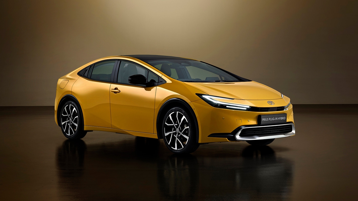 Toyota-vijfde-generatie-Prius-Plug-in-Hybrid-exterieur-rechts-voor-geel.jpg